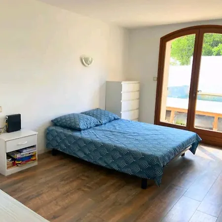 Апартаменты Bas De Avec Piscine Privee *